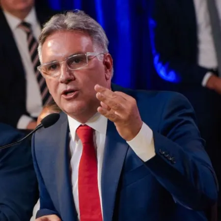 Llaryora patea el tablero para desactivar la bomba de la Caja de Jubilaciones de Córdoba