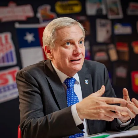 Colores, trajes y podios: el método de José Antonio Kast para marcar liderazgo