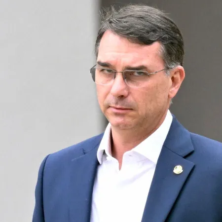 Bolsonaro mueve una ficha clave en Brasil para 2026: qué papel le da a Flávio