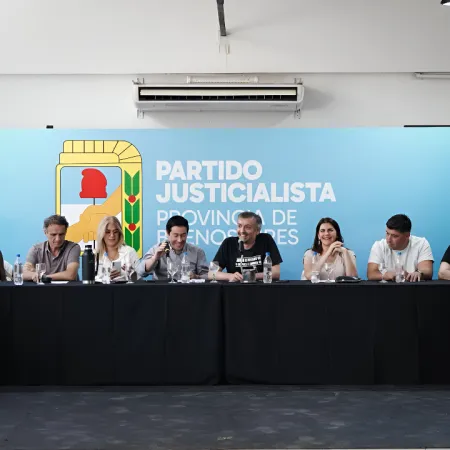 Máximo Kirchner vs. Kicillof: qué dice la remera que agitó al PJ bonaerense