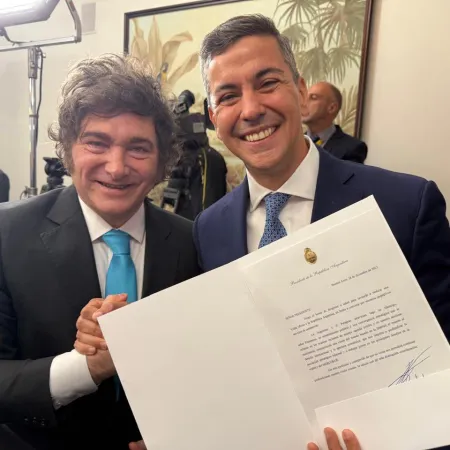 Milei y Santiago Peña: invitación oficial, risas y la respuesta del presidente de Paraguay