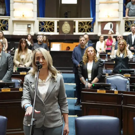 Flores, aplausos y sorpresa libertaria en el debut de Fernanda Coitinho como diputada