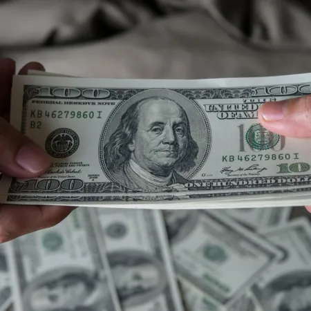 ¿Cómo abre el dólar oficial, el blue y los financieros este lunes?