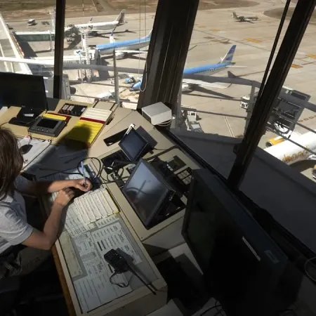 El Gobierno frenó el paro de controladores aéreos y dictó la conciliación obligatoria