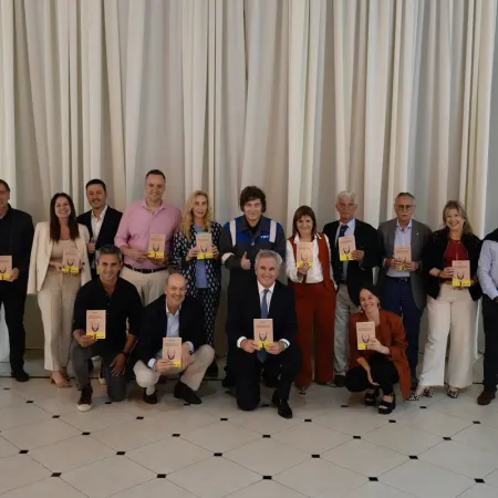 La obra libertaria que Milei repartió en la cena de fin de año y por qué inquieta