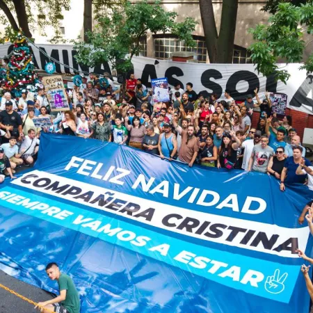 Wado de Pedro y la vigilia en el Otamendi: el mensaje a la Justicia por Cristina
