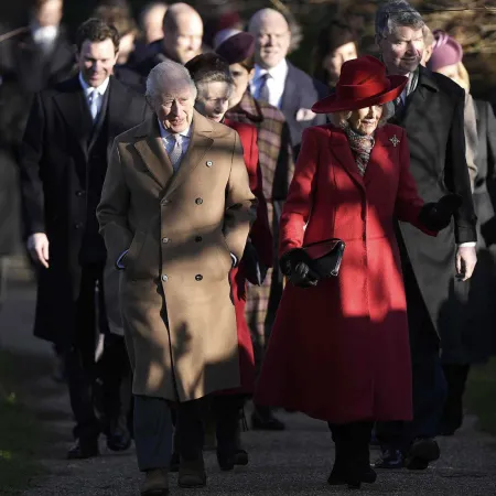 Princesas Beatrice y Eugenie destacan en misa de Navidad con la familia real