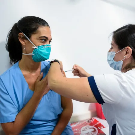 Vacunas en la mira: por qué expertos alertan contra las reformas en organismos