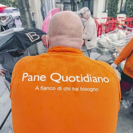 Milán: crecen las filas por comida gratuita y se dispara la pobreza urbana