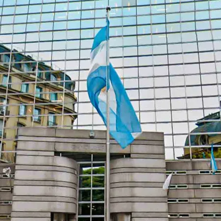 Revés para el Gobierno: la Justicia obliga a devolver un plus clave a diplomáticos