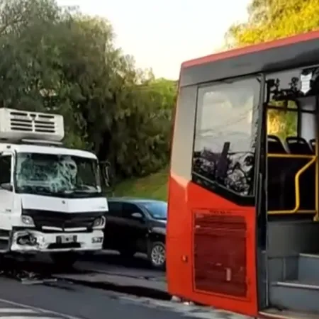 Choque entre un colectivo de la línea 117 y un camión frigorífico en General Paz: 18 heridos y múltiples traslados