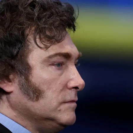 Milei cruzó al periodismo por la versión de una suba salarial al presidente: “Chimenteros”