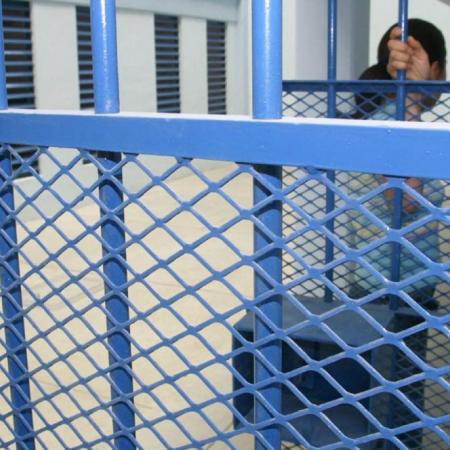 Detienen a diez guardias mujeres por la agresión a un preso trans en el penal de Bouwer