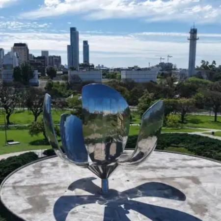 La Floralis Genérica vuelve a brillar en la Ciudad tras una reparación única con técnicas aeroespaciales