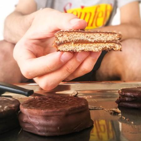 El alfajor clásico argentino bajo la lupa: qué revelan sus 294 calorías
