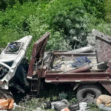 Dos operarios heridos tras caer un camión a una cantera de La Plata durante una mala maniobra