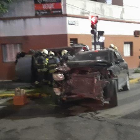 Choque y vuelco en Flores: un auto cruzó en rojo, atropelló a una familia y dejó seis heridos