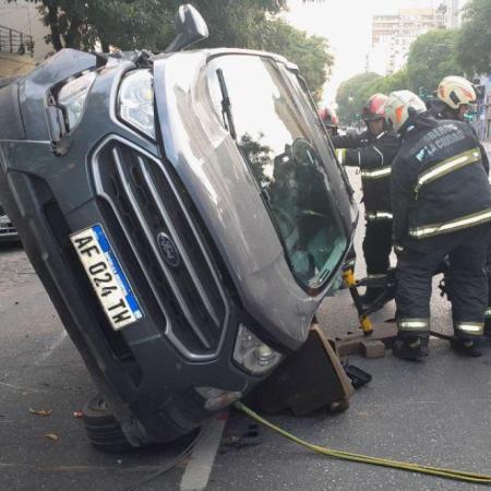 Villa Luro: manejaba con 2.24 de alcohol en sangre, chocó un auto estacionado y volcó