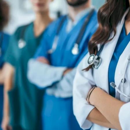 Matrícula nacional automática: futuros médicos la recibirán junto con el título universitario