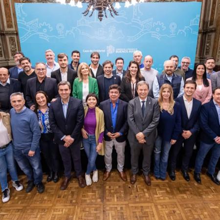 Intendentes buscan reelecciones indefinidas para sostener a Kicillof en 2026