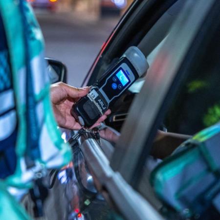 Del "vivo a la vuelta" al enjuague bucal: las 3 excusas más virales en los controles de alcoholemia de Navidad