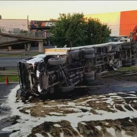 Caos en la Panamericana: largas demoras por el vuelco de un camión en Maschwitz