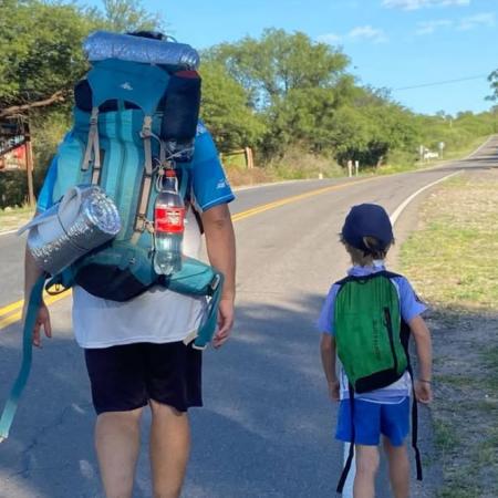 Un padre y su hijo viajaron a dedo a Santiago para ver a Racing y el club les regaló las entradas