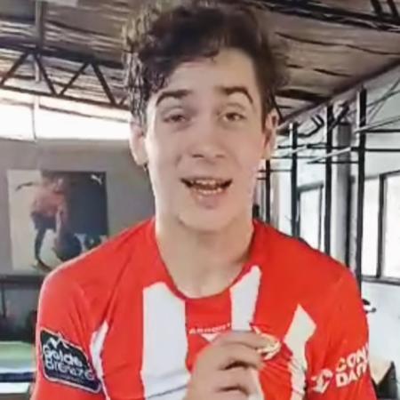 Franco Colapinto volvió a casa y posó con la camiseta del Club Atlético Pilar