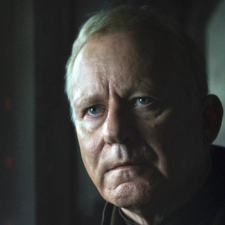 Stellan Skarsgård rodó Andor después de sufrir un ACV y necesitó ayuda técnica