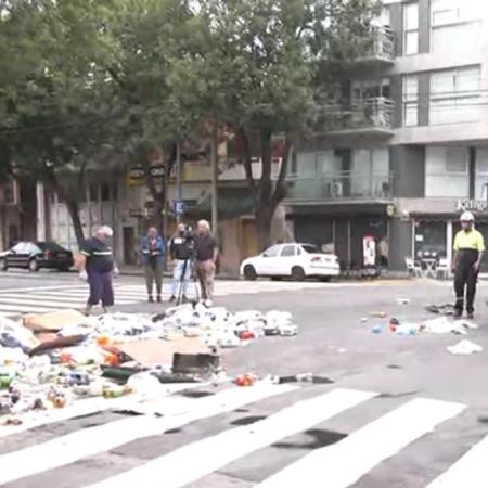 Nueva Pompeya: mercadería desparramada tras el choque entre camión y colectivo 44