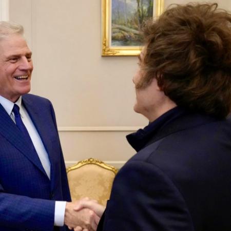 El pastor de Trump cercano a Milei llega a Ushuaia en plena tensión por el puerto