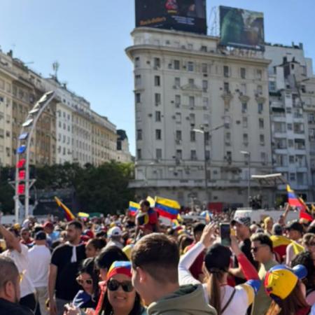 Venezolanos celebraron en el Obelisco y la izquierda protestó en la Embajada de EE.UU.