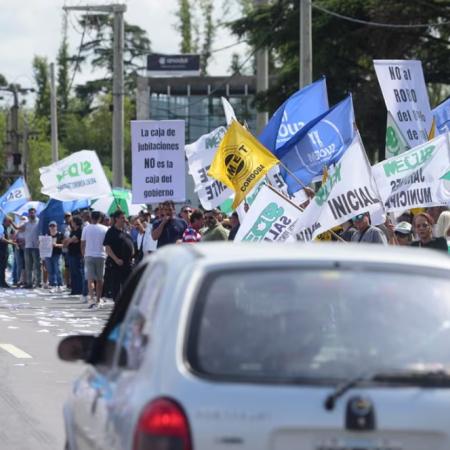 "Caravanazo" en Córdoba: el sorpresivo anuncio de los gremios contra Llaryora