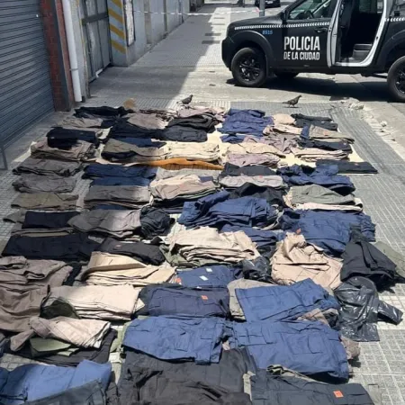 Un empleado infiel y dos cómplices: detuvieron a tres hombres por el robo de 700 pantalones en Parque Avellaneda