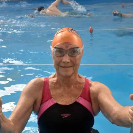 Elena Placci aprendió a nadar tras jubilarse y salió campeona a los 90 años