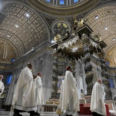 León XIV pide una Iglesia más abierta y unida frente a los desafíos globales