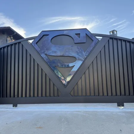 Shaquille O’Neal renovó su casa en Texas con una puerta de Superman: cómo la hizo