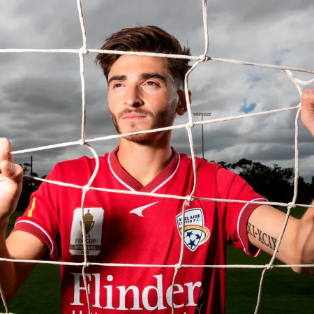 Josh Cavallo, el jugador de Australia que denunció que lo dejaron libre por ser gay