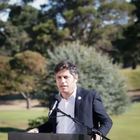 Kicillof cruzó a Milei y advirtió por una “tercera temporada de desgracia” para el turismo