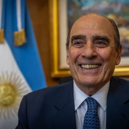 Cruce por los autos chinos: Francos reapareció y alentó a Caputo contra Pichetto