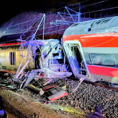 Choque de dos trenes de alta velocidad en España deja múltiples muertos