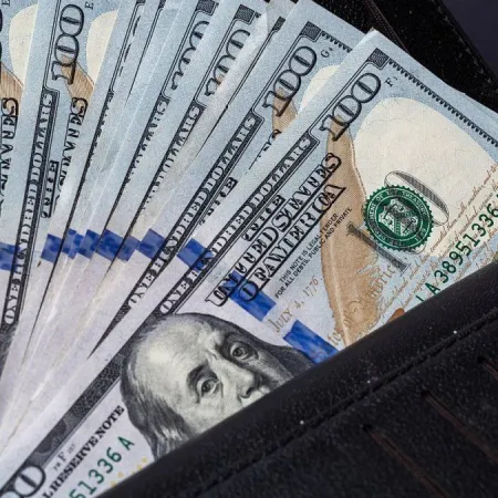 Dolar: el oficial baja $15 y el techo de la banda toca los $1.500