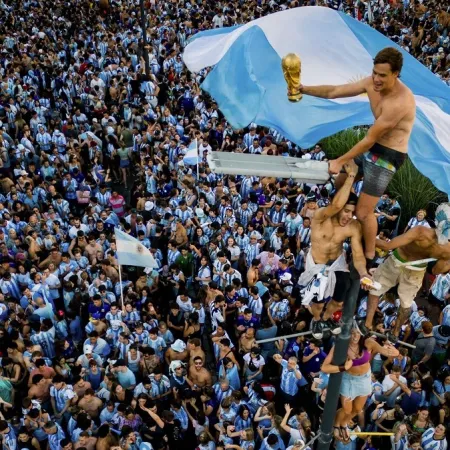 Fútbol, votos y TV Pública: la jugada de CFK, la promesa de Macri y el anuncio de Adorni