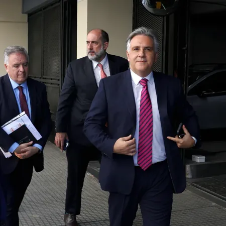 Córdoba: por qué Martín Llaryora sale a buscar USD 500 millones de apuro