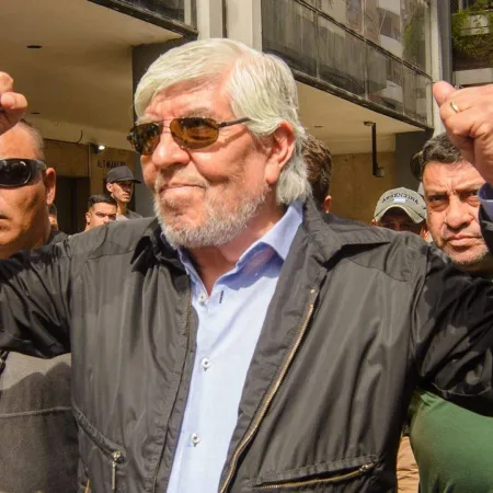 Hugo Moyano pidió reabrir paritarias y cruzó la pauta salarial de Caputo