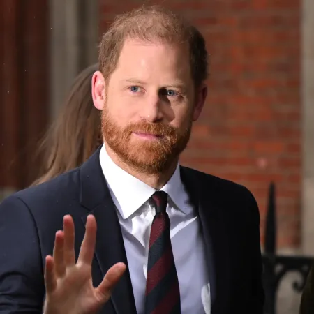 El Príncipe Harry se quebró en Londres y apuntó contra el Daily Mail por Meghan