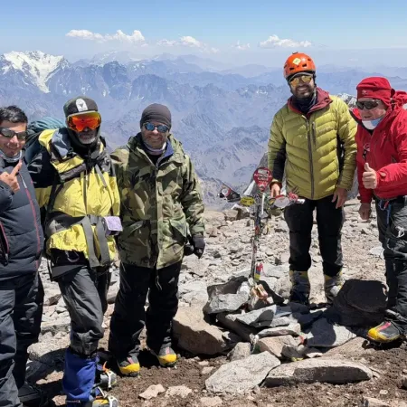 Malvinas en la cima: veteranos argentinos y británicos por la paz en el Aconcagua