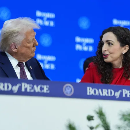 Javier Milei, Donald Trump y Kosovo en Davos: cómo esta foto toca la herida Malvinas