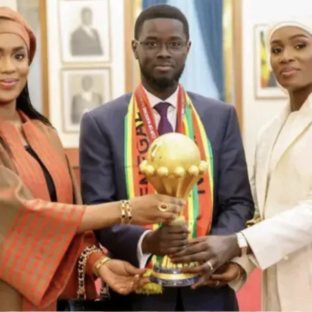 El presidente de Senegal celebró un título continental junto a sus dos esposas