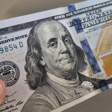 El dólar continúa bajista y el blue perfora el piso de los $1.500